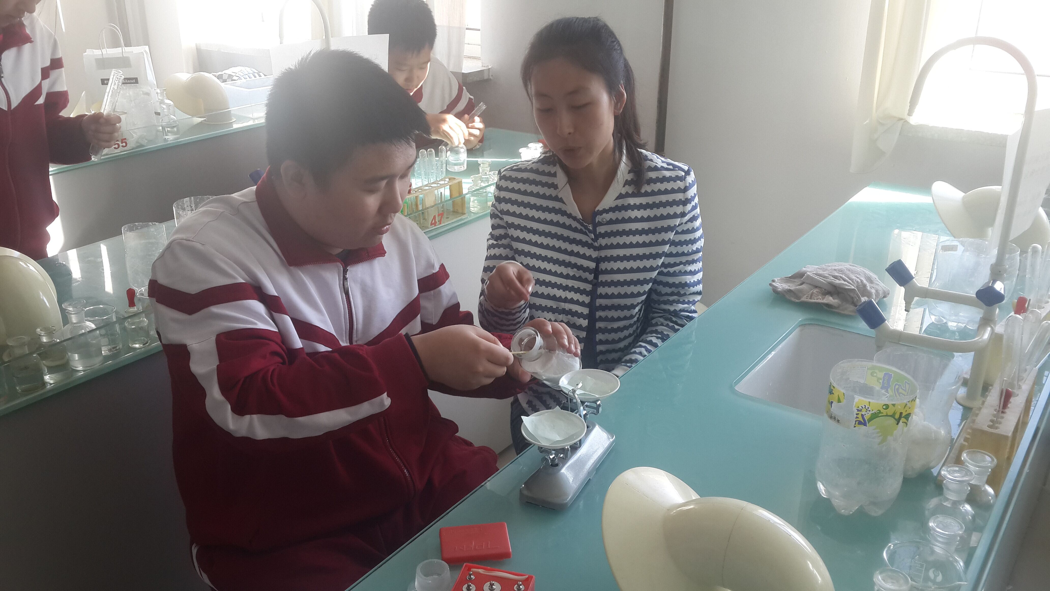 快看漫画
本科生在指导学生实验